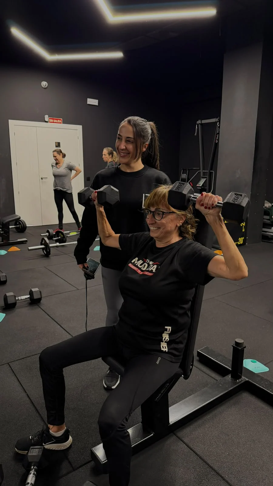 Laura dirigiendo un entrenamiento con mancuernas