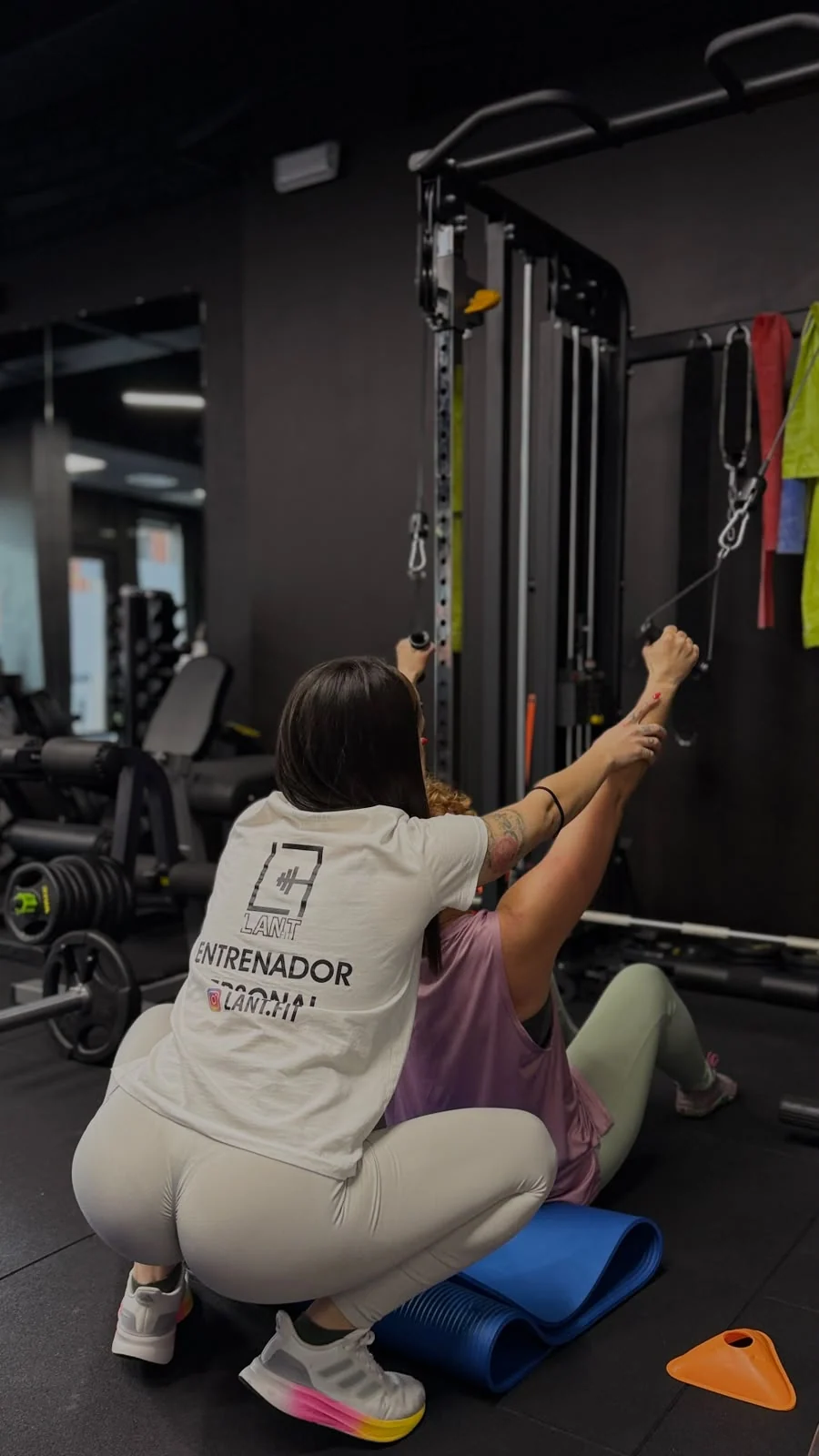 Laura corrigiendo la técnica de una alumna