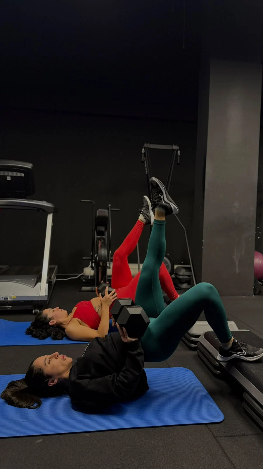 Laura guiando una clase de suelo